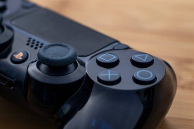 Antwerp, Belçika - 27 Temmuz 2019: Antwerp, Belçika - 27 Temmuz 2019: Bir playstation 4 kontrolörünün yakın plan portresi. Dört ikonik düğme görünür ve playstation logosu.