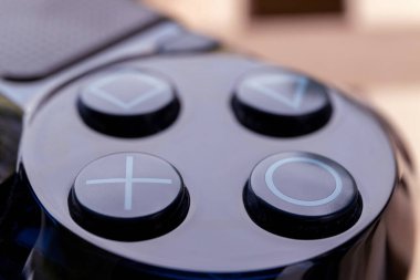 Brecht, Belçika - 13 Nisan 2020: PS4 kablosuz kontrolöründeki ikonik sony Playstation düğmelerinin yakın plan portresi. Kare, çapraz, üçgen ve daire düğmesi başından beri orada..