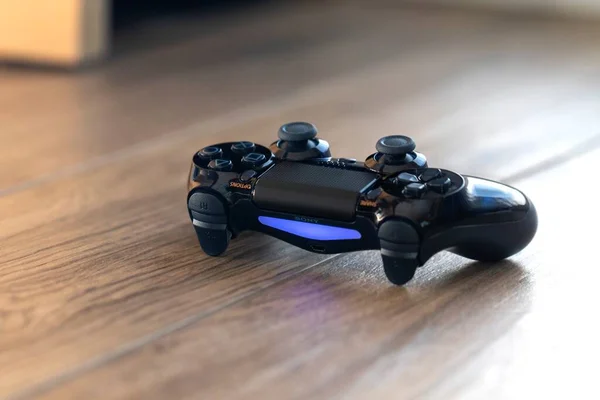 Portret Włączonego Kontrolera Playstation Niebieskim Światłem Wskazującym Jest Włączony Kontroler — Zdjęcie stockowe