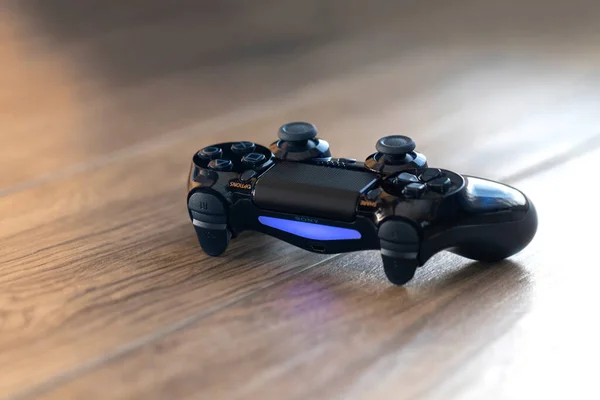 Ett Porträtt Påslagen Playstation Regulator Med Blått Ljus Som Indikerar — Stockfoto