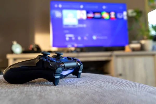 Brecht Bélgica Octubre 2019 Controlador Playstation Encendido Sofá Frente Televisor — Foto de Stock