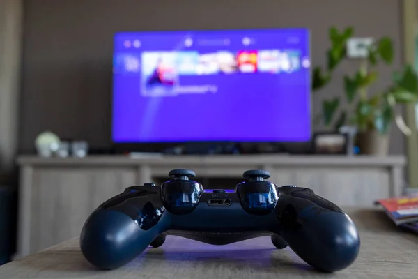 Brecht Belgium 2019年3月28日 Playstation 4コントローラーのポートレートがテレビに直面し Playstation ホーム画面が表示されます — ストック写真