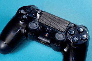 Brecht, Belçika - 15 Ocak 2020: Mavi arka planda bir Playstation 4 konsol denetleyicisinin yukarıdan aşağı portresi.