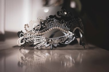 Gizem ve heyecan yayan bir Venedik maskesinin portresi. Maske karnaval, maskeli balo ya da cadılar bayramı için kullanılmaya hazır..