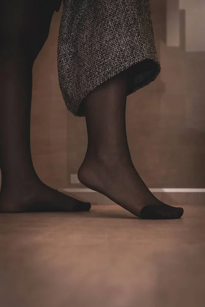 Das Porträt Eines Fußes Sexy Schwarzen Strumpfhosen Zeigt Ein Mädchen — Stockfoto