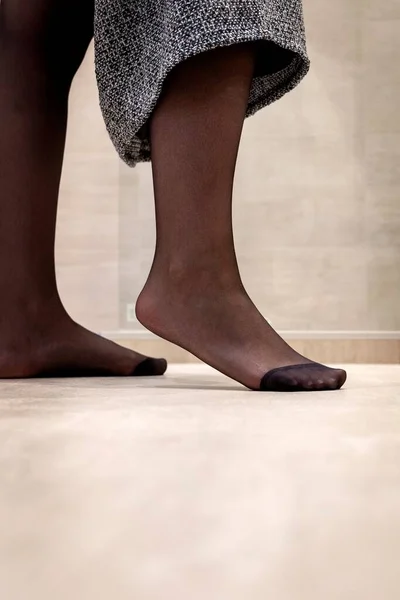Eteğini Yukarı Çeken Bir Kızın Siyah Külotlu Çorabının Ucunda Duran — Stok fotoğraf