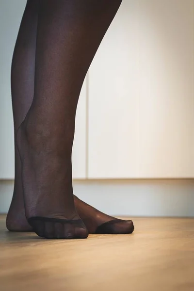 Elegante Retrato Cerca Los Pies Una Chica Pantimedias Negras Con —  Fotos de Stock