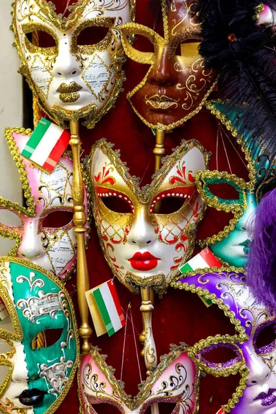 Ett Porträtt Venetiansk Karnevalsmask Omgiven Andra Samma Mystiska Masker Butik — Stockfoto