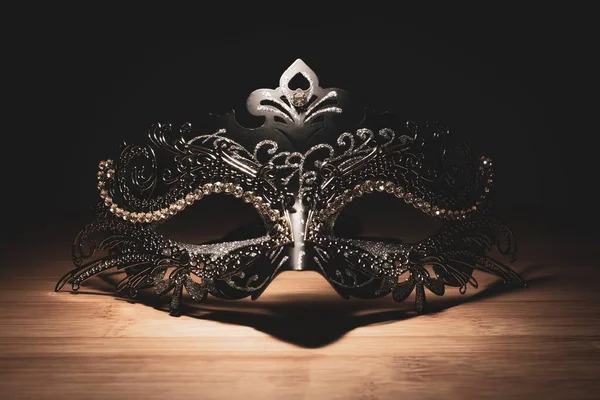 Ett Porträtt Traditionell Venetiansk Mask Träyta Som Mystiskt Framträder Mörkret — Stockfoto