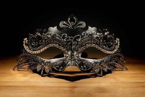 Ett Porträtt Venetiansk Mask Ett Träbord Som Sätts Rampljuset Det — Stockfoto