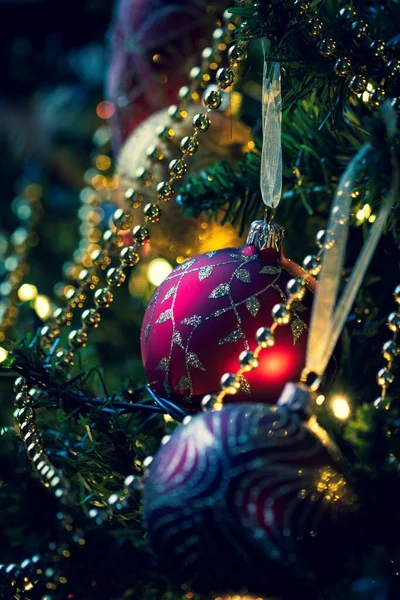 クリスマスツリーに飾られたクリスマスオーナメントの肖像画 クリスマスボールの庭といくつかのライトを持つ休日の挨拶カードのように見えます — ストック写真