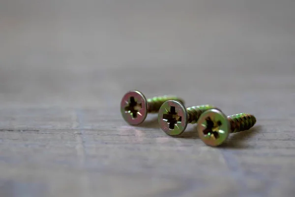 Retrato Tres Tornillos Sobre Una Superficie Madera Cabeza Del Cierre —  Fotos de Stock