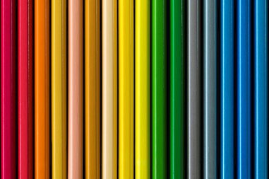 Renkli kalemlerin yan yana orta bölümünün portresi renkli bir arkaplan oluşturur..