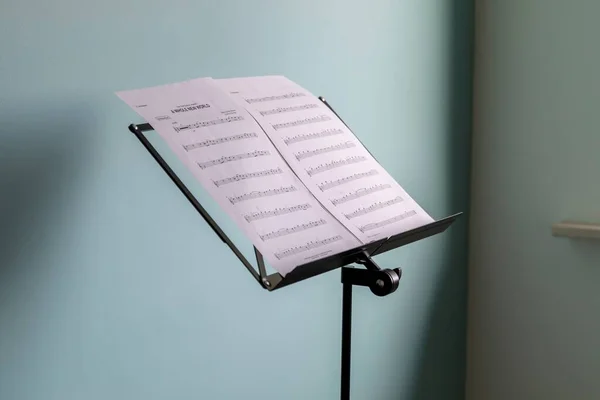 Brecht Belçika Nisan 2020 Üzerinde Müzik Notaları Olan Bir Müzik — Stok fotoğraf