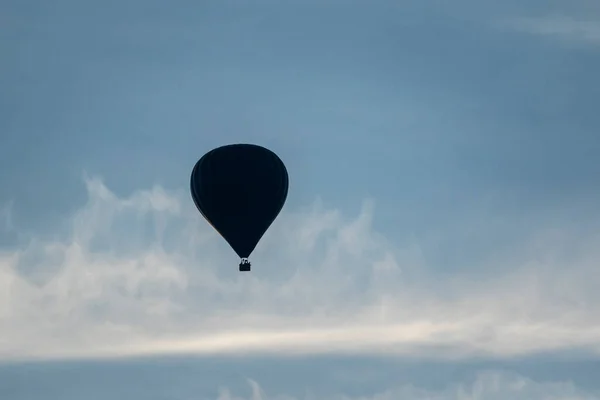 Ett Porträtt Varmluftsballong Fjärran Svävande Blå Himmel Med Några Slöja — Stockfoto