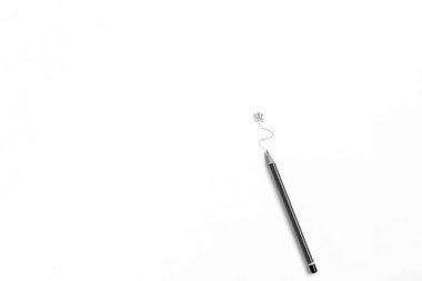 Beyaz zemin üzerinde çizilmiş bir kelebeğin minimalist siyah beyaz portresi ve altında bir çizim kalemi var..