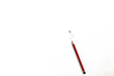 Beyaz zemin üzerinde çizilmiş bir kelebeğin minimalist soyut portresi ve altında kırmızı bir çizim kalemi var..