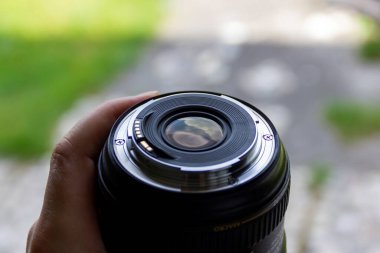 Kamera merceğinin arka kısmının portresi..