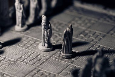 Stratejik düellonun başında karşı karşıya gelen iki satranç oyununun siyah beyaz portresi. Satranç tahtası ve taşlar taştan yapılmış..