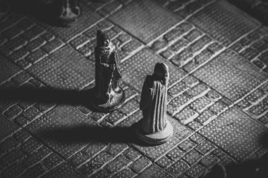Stratejik düellonun başında karşı karşıya gelen iki satranç oyununun siyah beyaz portresi. Satranç tahtası ve taşlar oyun için taştan yapılmıştır..