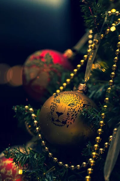 Retrato Uma Rara Bola Natal Vidro Amarelo Com Uma Impressão — Fotografia de Stock