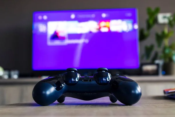 Portrait Derrière Une Manette Sony Playstation Devant Téléviseur Avec Menu — Photo