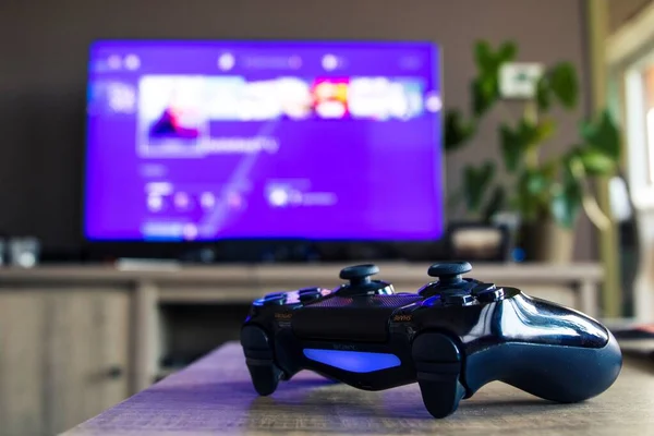 Portrait Rapproché Une Manette Sony Playstation Devant Téléviseur Avec Menu — Photo