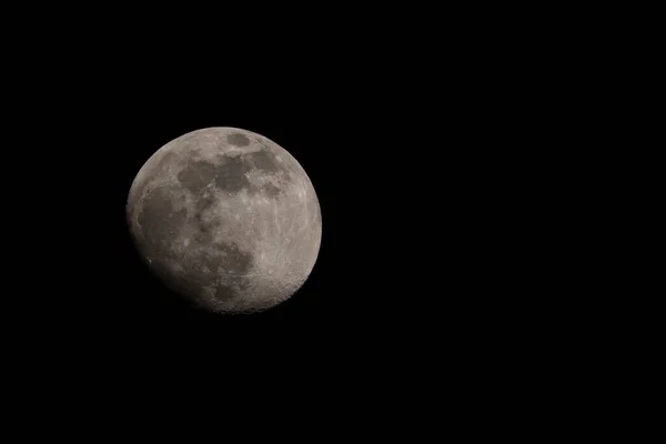 Крупный План Луны Окружении Темноты Пустоты Пространства Явно Видны Кратеры — стоковое фото