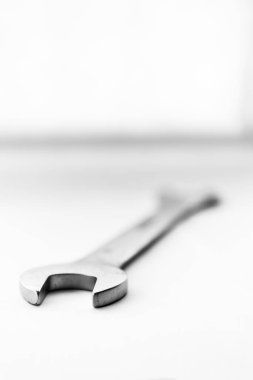 Açık uçlu ingiliz anahtarının beyaz arka planda izole edilmiş siyah beyaz bir sanat portresi. Metal alet bir şeyi ya da diğer inşaat işlerini tamir etmek için kullanılmaya hazır.