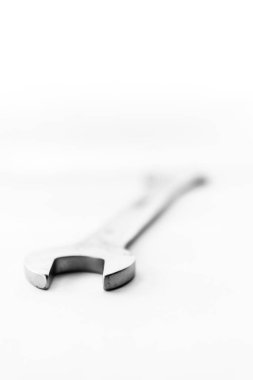 Açık uçlu ingiliz anahtarının beyaz arka planda izole edilmiş siyah beyaz bir sanat portresi. Metal alet inşaat ya da onarım için kullanıma hazır..