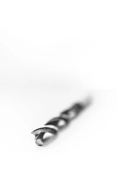 Czarno Biały Portret Studyjny Spiralnej Stalowej Wiertarki Szybkotnącej Białym Tle — Zdjęcie stockowe