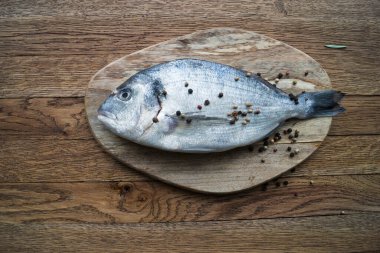 Taze balık dorado. Dorado ve yemek malzemeleri. Fotokopi alanı olan üst görünüm..