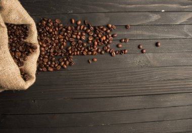 Kahve çekirdekleri ahşap masada.