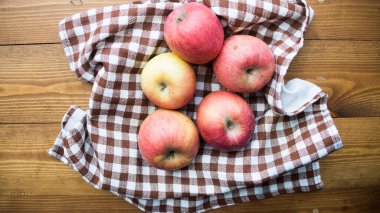 Kareli kumaşta elmalar