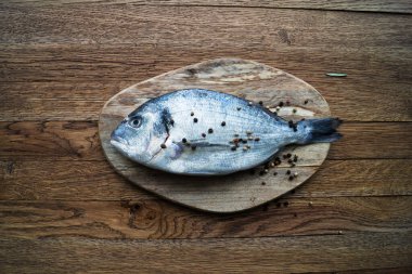 Taze balık dorado. Dorado ve yemek malzemeleri. Fotokopi alanı olan üst görünüm..