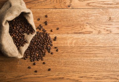 Stüdyo Kahve Fasulyesinin Ahşap arka planda Torbada Çekimi