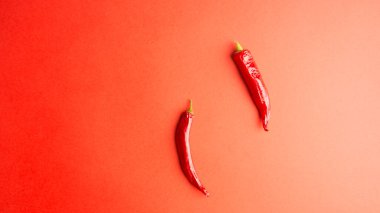Kırmızı arkaplanda kırmızı biber