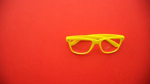 Kırmızı Arkaplanda Sarı Gözlük — Stok fotoğraf