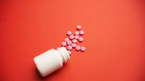 Rozlane Tabletki Lub Tabletki Jako Wzór Plastikowej Butelki Lekami — Zdjęcie stockowe