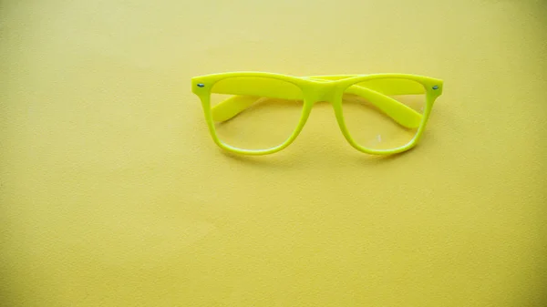 Gelbe Brille Auf Gelbem Hintergrund — Stockfoto