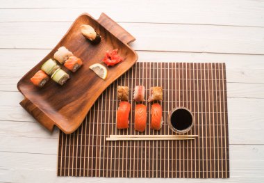 Suşi ve maki yuvarlama seti taş masada. Kopyalama alanı olan üst görünüm