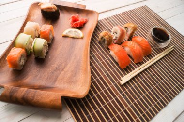 Suşi ve maki yuvarlama seti taş masada. Kopyalama alanı olan üst görünüm