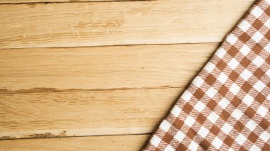 Masa örtüsü kaplı ahşap masa damalı.