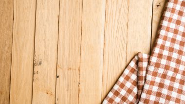 Masa örtüsü kaplı ahşap masa damalı.