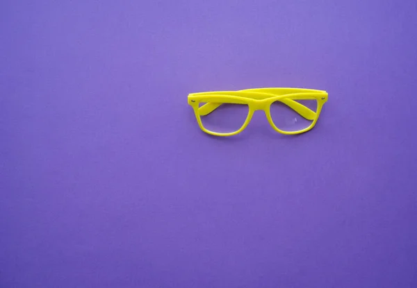 Lunettes Jaunes Sur Fond Bleu — Photo