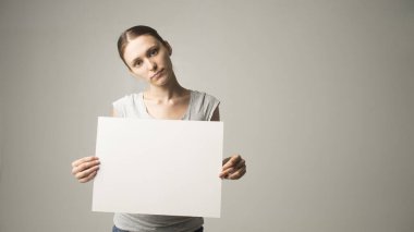 Elinde beyaz boş kağıt tutan kişi