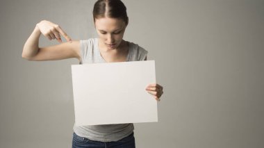 Elinde kağıt olan bir kadın.