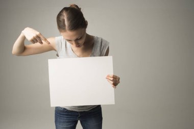 Elinde kağıt olan bir kadın.