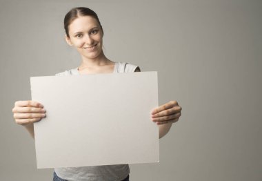 Elinde kağıt olan bir kadın.