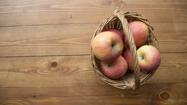 Korg Full Äpplen Trä Bakgrund — Stockfoto